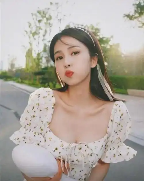 白鹿小露事业线甜美顶不住