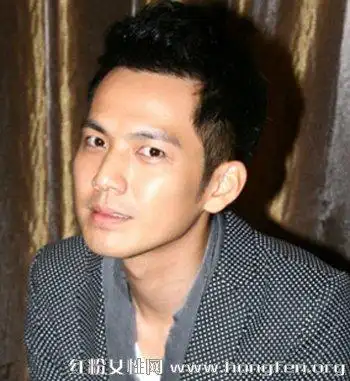 男生飞机头发型怎么打理 简单几步打造钟汉良帅气短发(图)