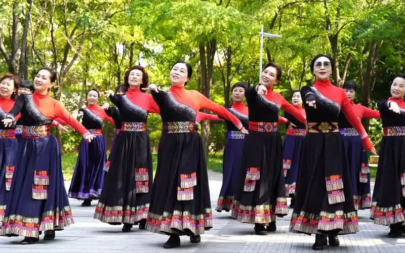 早上好,请欣赏魅力朵朵广场舞《祖国你好》好听好看更好学