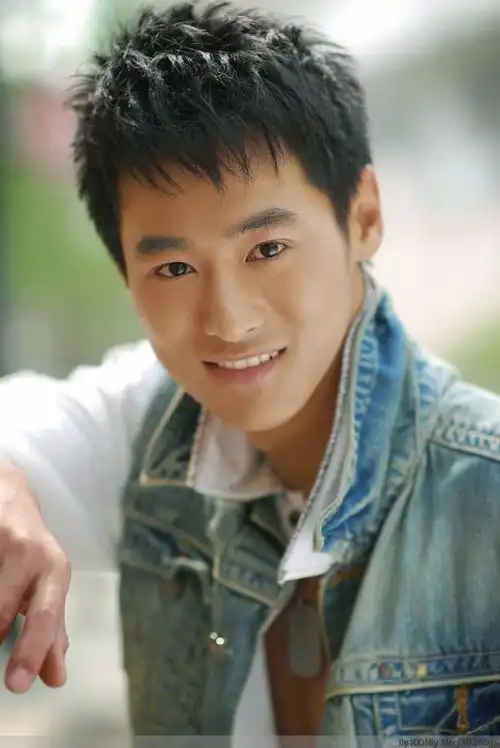 北京电影学院青年演员亓航硬朗爷们写真