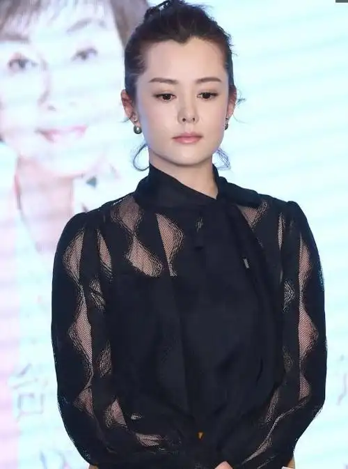 刘一含清新脱俗啊,穿"透视衣"配阔腿裤,感觉气场瞬间上来了