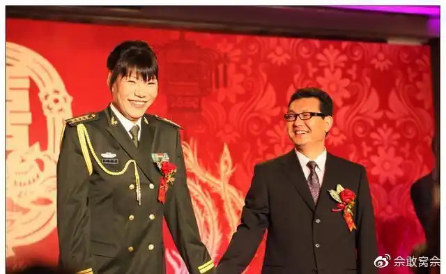 54岁郑海霞人生第一次买菜,双腿弯曲拎重物,与老公多年未同框