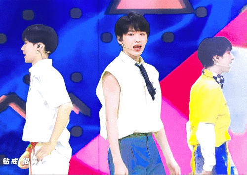 小轩又去央视录节目了 我带着宋亚轩幼崽时期的人民大会堂舞台.