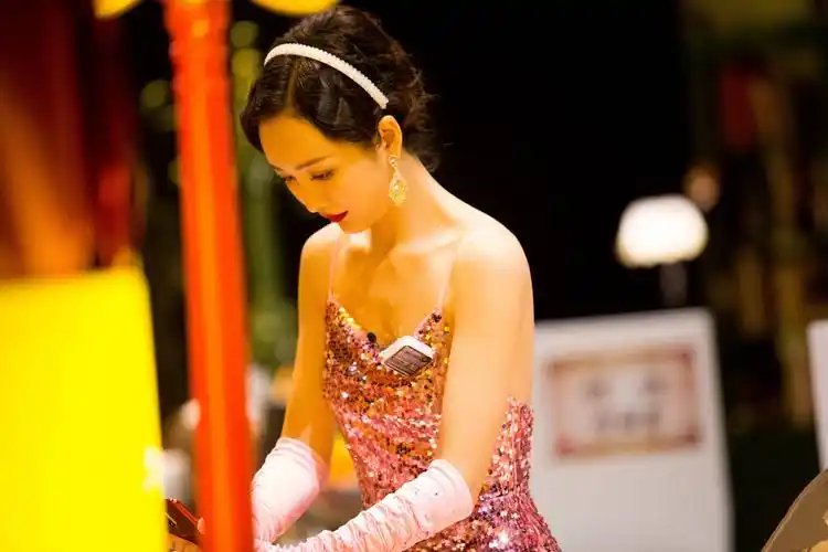 明星大侦探:王鸥明侦亮相惊艳众人,一袭粉色吊带裙,太好看了!