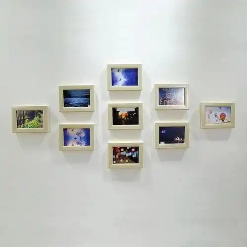 去朋友家做客,进门时发现墙上摆放着一大幅各种造型的照片墙,有心形