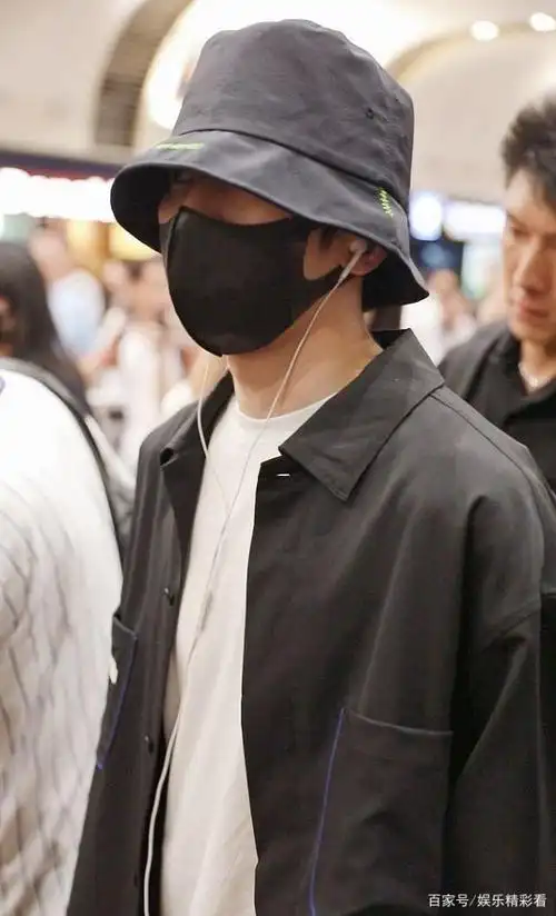 蔡徐坤帽子口罩包裹严实双手插兜低头大步走星范十足