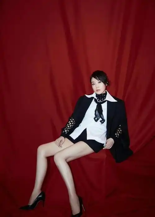 演员闫妮:离婚那天抱着婆婆大哭,51岁还是独自一人!