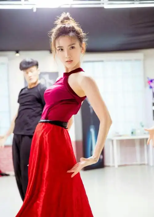 《新舞林大会》毛晓彤斗牛舞惊艳四座,红裙熠熠帅气又迷人