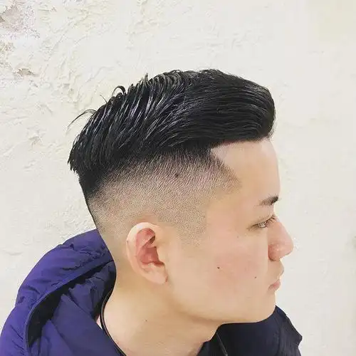 男生把两边推光的发型都很有型