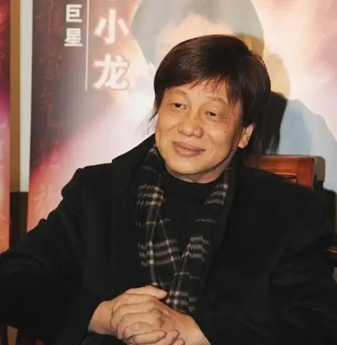 星爷邀请梁小龙拍戏,担心对方不肯出山,不料梁小龙却比他更紧张