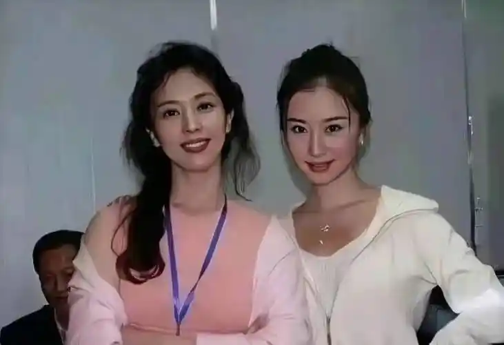 看刘亦菲家人的照片,发现刘亦菲的颜值,她是基因的稳定发挥.