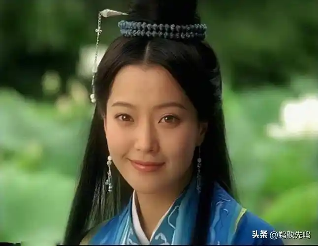 47岁金喜善久违亮相:身材高挑皮肤却黝黑,下身黑色丝袜引发热议