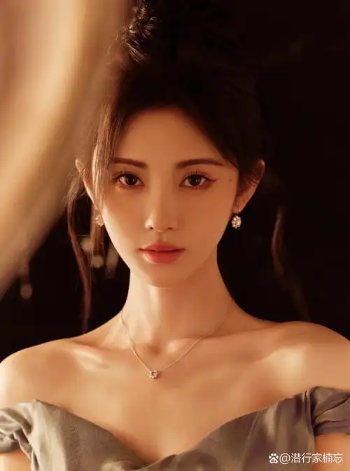 鞠婧祎 在月光轻洒的夜晚,她如仙子般降临,蓝色露肩礼服,闪烁着迷人的