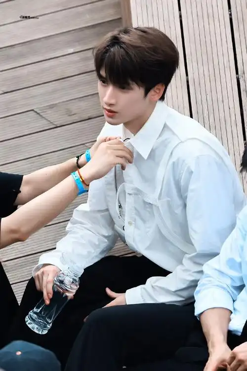 严浩翔极挑9顺毛白外套造型##严浩翔白色外套造型