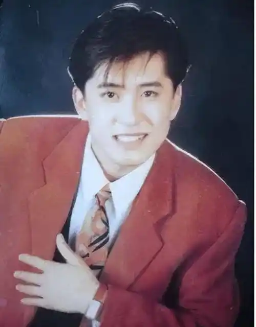 年轻人的审美口味,连发色都是相当前卫,当然也有不少网友对毛宁的当下