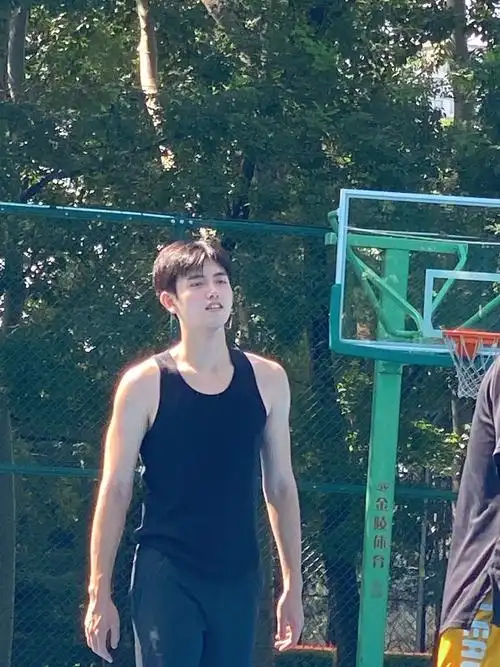 网友偶遇陈飞宇打篮球穿无袖背心生图状态好绝