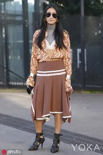 春天花姑娘都这么时髦 这件印花衬衫一定要有!