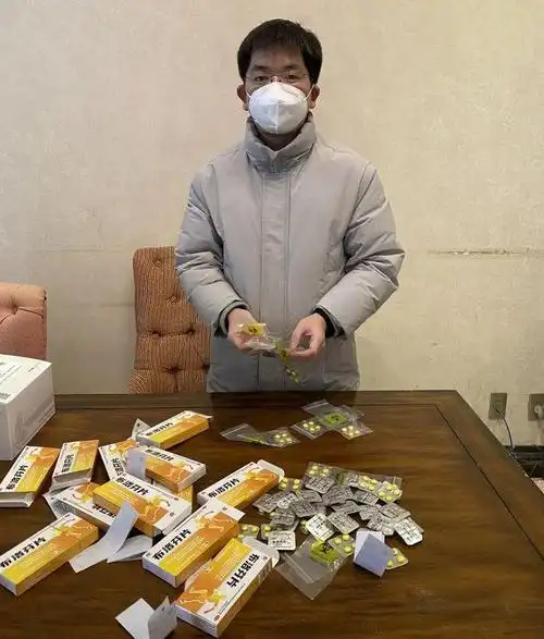 一袋袋用塑封袋分装好的布洛芬片剂,一旁张贴了一张详细的用药说明书