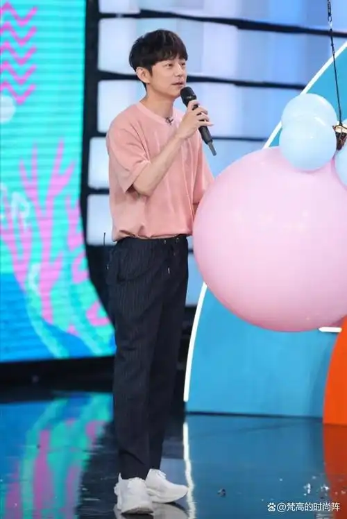 身高不足170的男人,学学何炅这样穿!利落又帅气,很招女生喜欢