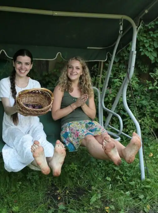 俄罗斯乡村少女,光着脚丫子干农活,网友表示想过这样的生活