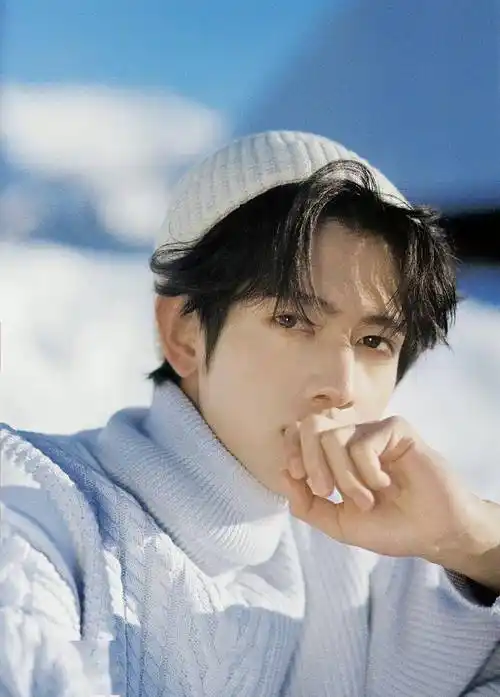 一组蓝毛衣雪景写真,他身穿蓝色高领毛衣搭配白色线帽似日系美少年