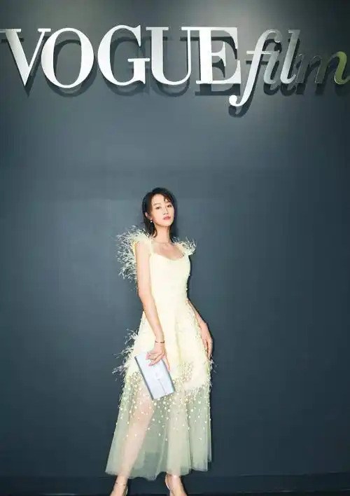 蓝盈莹真不愧是秀肩女王,香肩半露才时尚,这样穿更有女人味