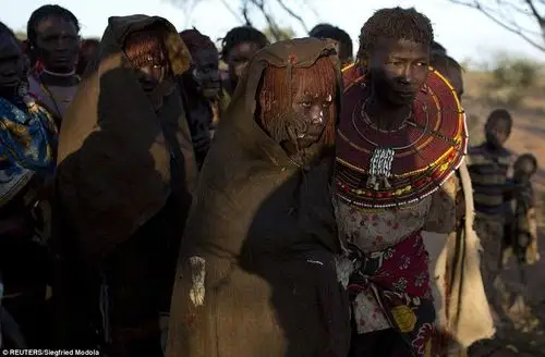 摄影师记录非洲少女残忍的割礼全程