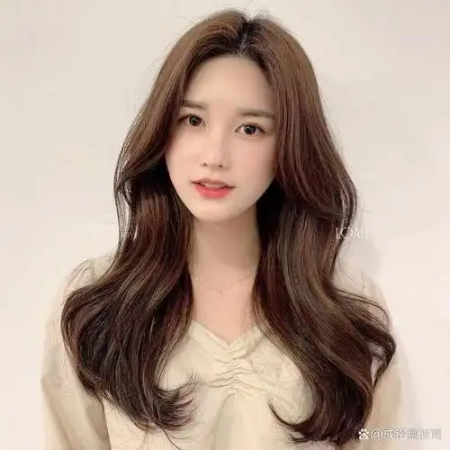 30岁女士烫什么发型显年轻?这六款卷发时髦洋气又减龄,超显气质