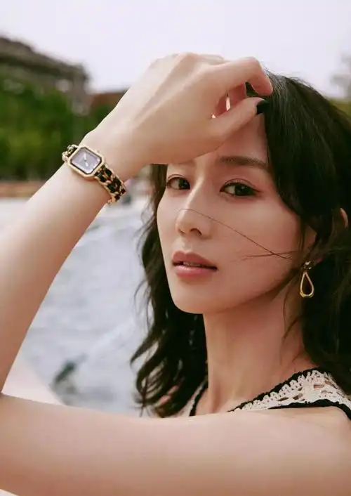 张钧甯慵懒迷人写真