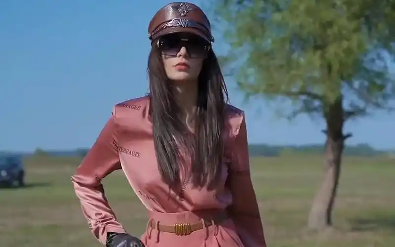 极品墨镜黑手套长靴女杀手