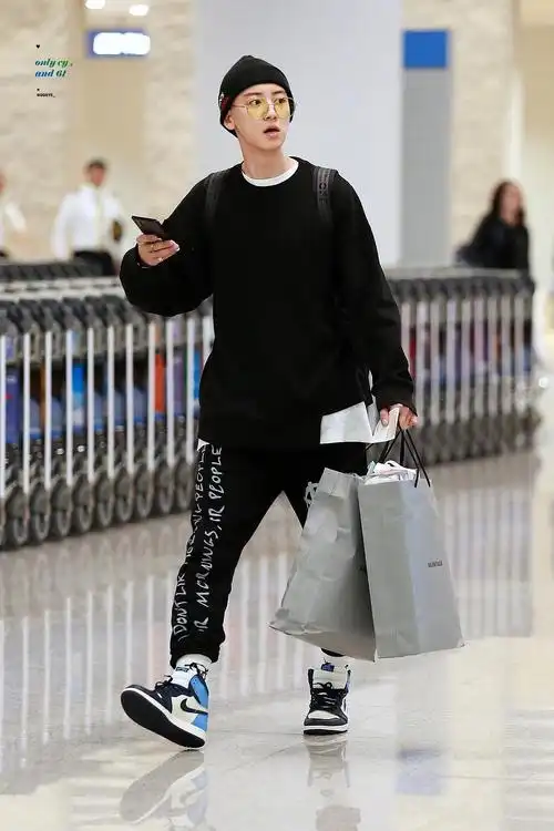 配aj的穿法真的好接地气完全是国内大学男生标配 更一个帅哥打篮球吧