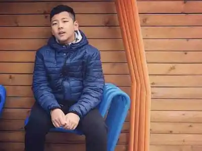 郭涛儿子郭子睿已经初显帅小伙的模样很阳刚很有男子汉的味道