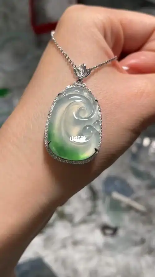 18金镶翡翠高冰如意吊坠