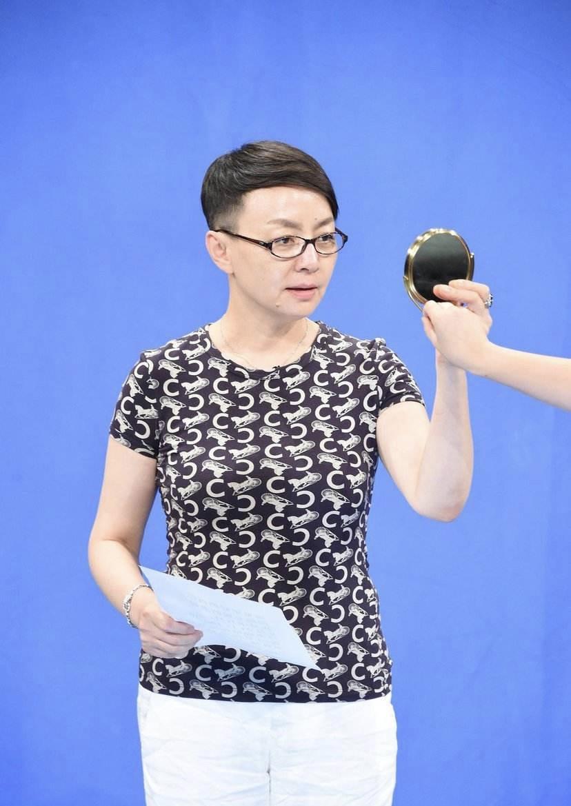 小品女王宋丹丹亮相机场,黑色运动外套配短裤,哪里像59岁_婚纱_身材