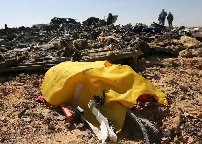 俄媒公布失事客机残骸可疑"弹孔"照(组图)