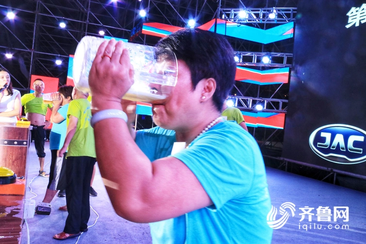 青岛国际啤酒节酒王大赛:95后小伙勇战酒王 崂山大姐"闯"进决赛