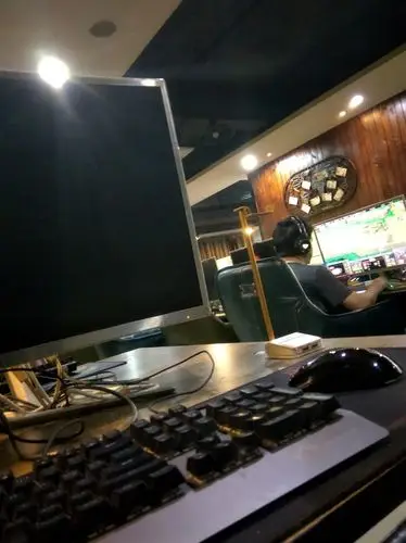 借宿网吧的第一晚,蚊子多,又吵,睡不着哎,只能看看别人打游戏,刷刷