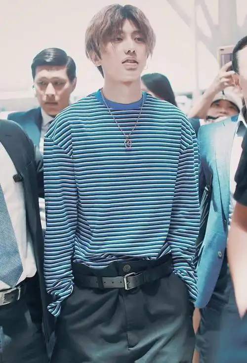 蔡徐坤现身机场,瘪嘴卖萌超可爱,网友:直起你的腰