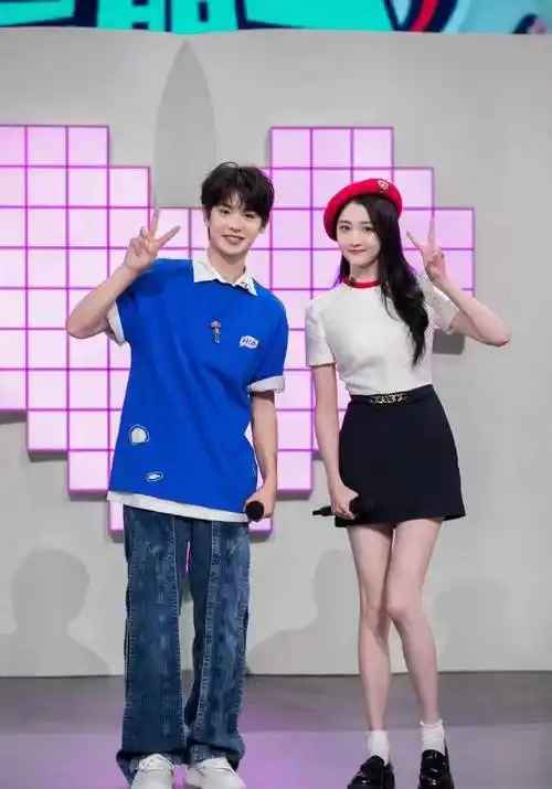 关晓彤的身高是个谜,和183cm的黄明昊站在一起没什么区别_鹿晗_平底鞋