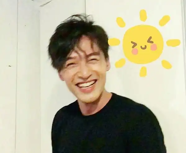 想求哈哈大笑的男生头像笑得浮夸笑得开心笑得眼睛眯成一条缝贼有感染