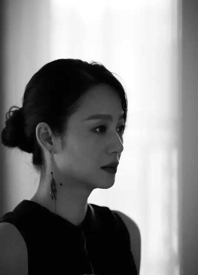 42岁周韵氛围感太绝了随便穿身白衬衫出镜都盖不住文艺范儿