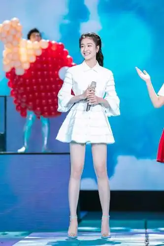 张雪迎终于性感起来穿80元的高跟鞋既便宜又性感你今年穿了