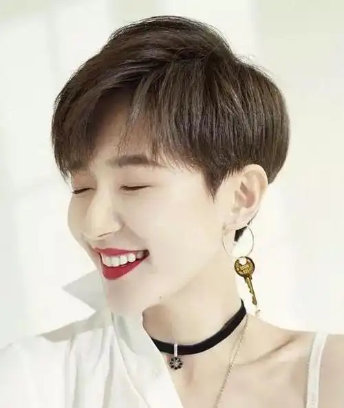 颧骨宽下巴短女生适合的超短齐耳短发发型