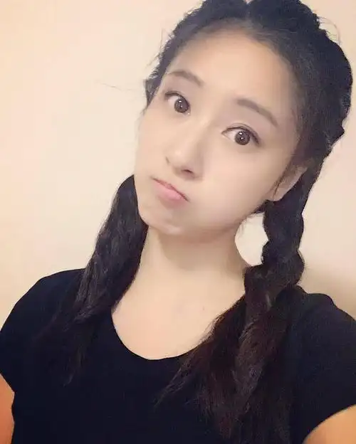 艾佳妮经典照片集锦 脸上洋溢着幸福笑容的女演员