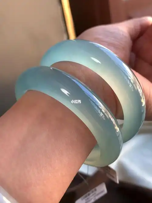 蓝水手镯一对经典的湖水蓝