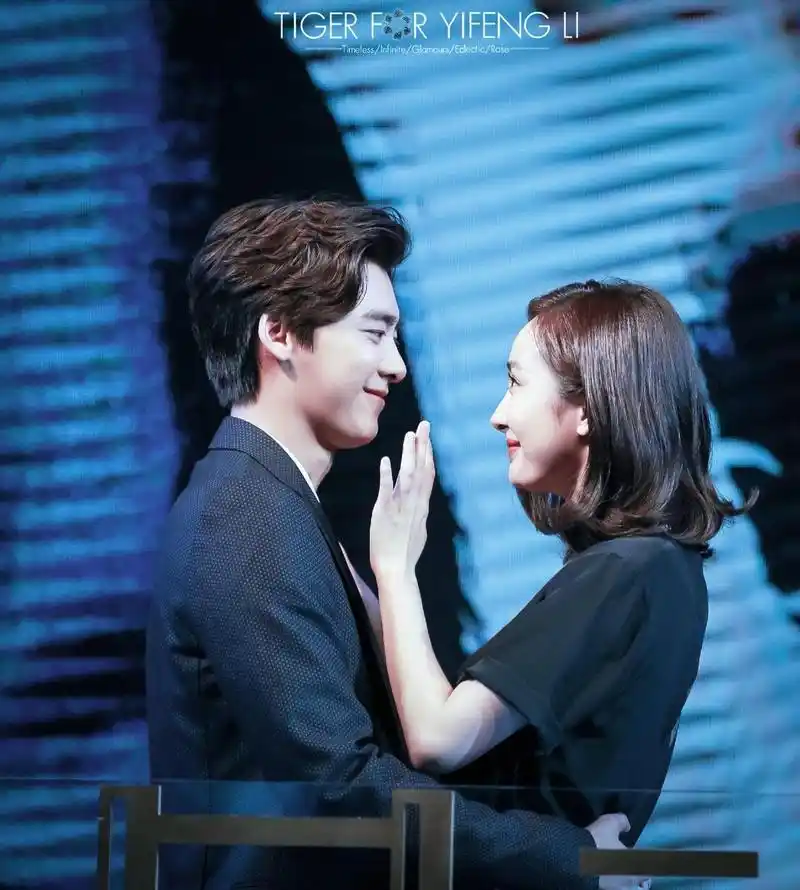 【最新消息】李易峰公布新恋情承认喜欢杨幂是过去式 现任女友也