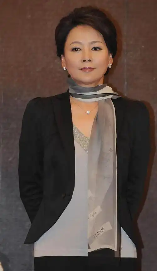 张瑜一把年纪不改优雅本色,薄纱长裙端庄温柔,有内涵就是不一样