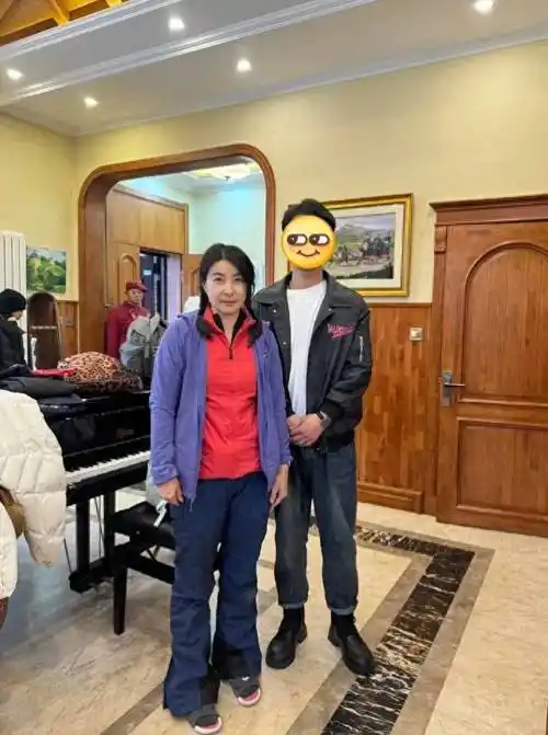 43岁郭晶晶哈尔滨被偶遇,素颜穿大妈装,不仅不丑,意外时髦气质