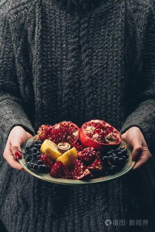 手里拿着水果的妇女盘子