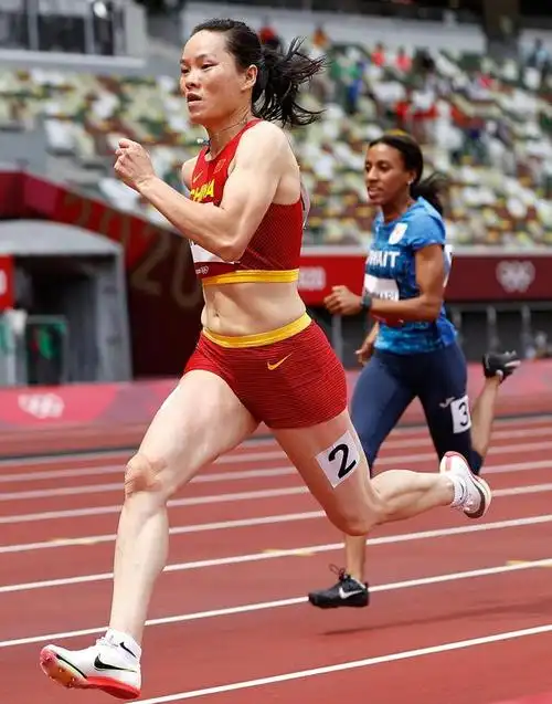 7月30日,中国选手韦永丽在田径女子100米预赛中.新华社记者 李明 摄